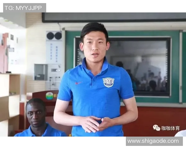 足球明星的专属记者揭秘他们背后的故事与生活点滴