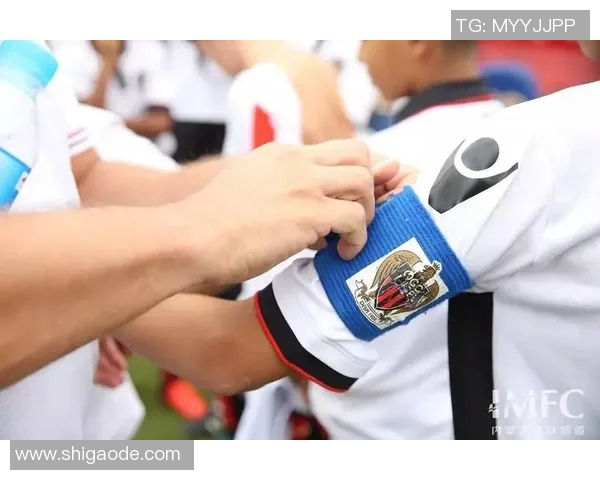 足球明星代言广告照展现魅力与风采引领时尚潮流与运动热情